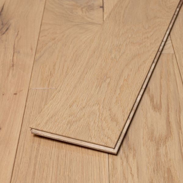 125mm x 10/2.5mm x random lengths Lightly Brushed Oak Invisible Lacquered Rustic Grade Engineered Wood Flooring 